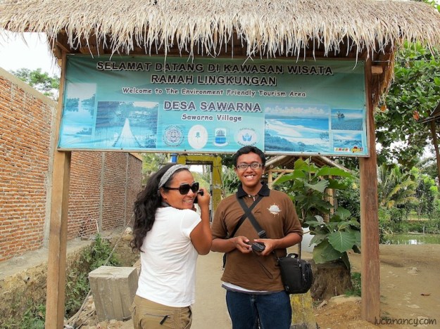 Mumun Indohoy dan Wira Nurmansyah, dua orang blogger kesayangan saya selama road trip ini.