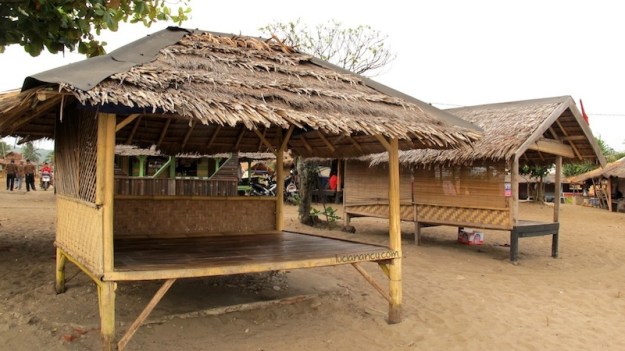 Bale-bale tempat bersantai untuk menikmati senja di Pantai Ciantir.