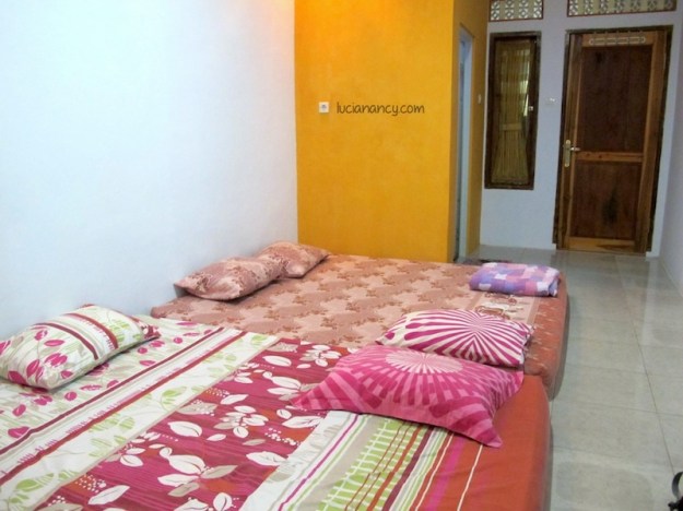 Batara Alpina Homestay, tempat penginapan kami yang letaknya persis sebelum gerbang masuk ke Desa Sawarna. Info harga: 0877 - 73298915.