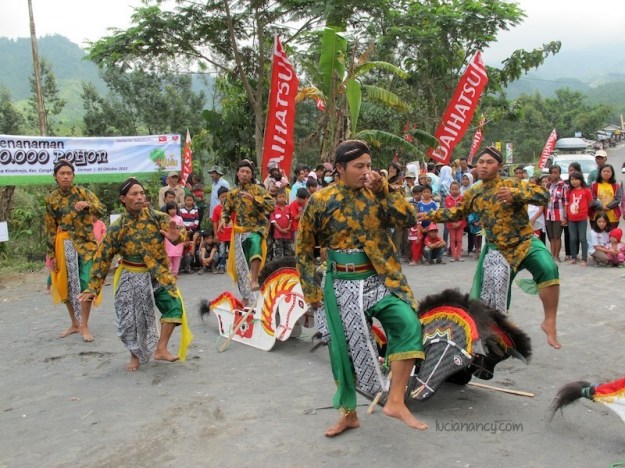 Tari Jathilan, kesenian tradisional asli Jawa Tengah.