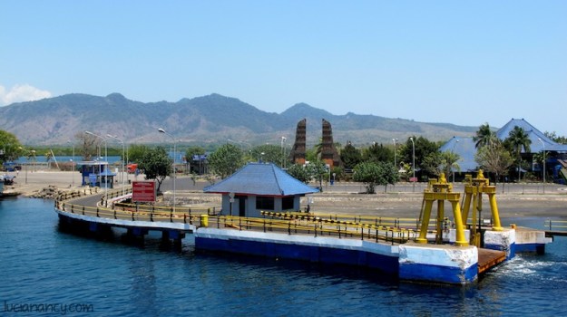 Here we go: Gilimanuk Harbor. Detail gapura khas Bali membuat pelabuhan ini photogenic!
