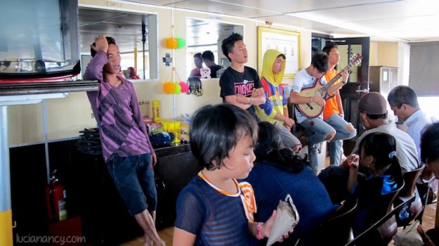 Pengamen yang bernyanyi lagu-lagu pop dalam negeri sebelum kapal berangkat.