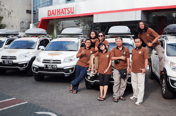 Bersama 6 blogger lainnya saat pengecekan mobil di Daihatsu Yogyakarta.