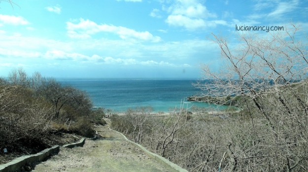 Jalan turun menuju pantai. Hati-hati karena curam!