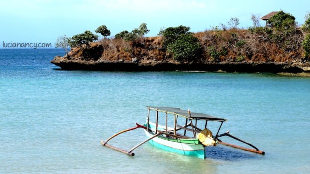 Perahu nelayang yang bisa disewa untuk mengelilingi pulau-pulau di sekitar pantai.